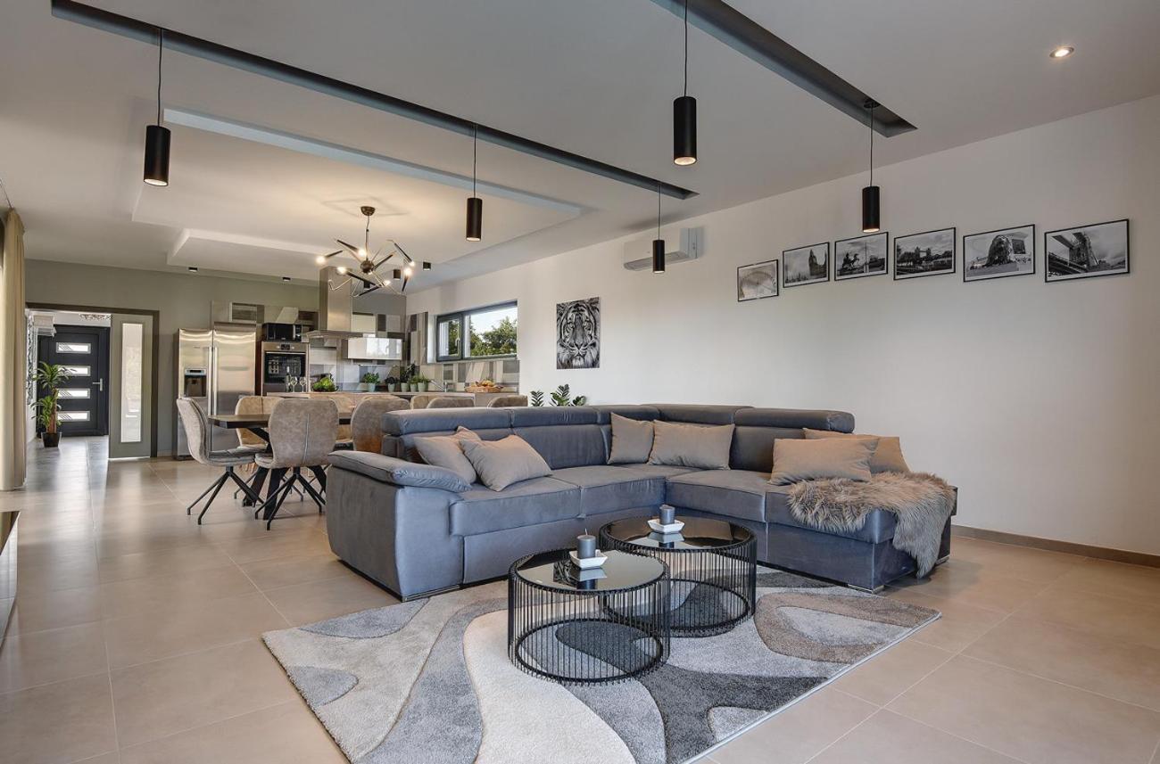 Villa Ula In Pula With Heated Pool And Sauna المظهر الخارجي الصورة